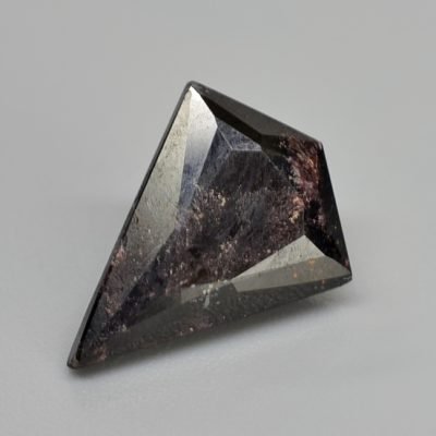 Manganovesuvianite-on-hausmannite-3.63-ct.jpg