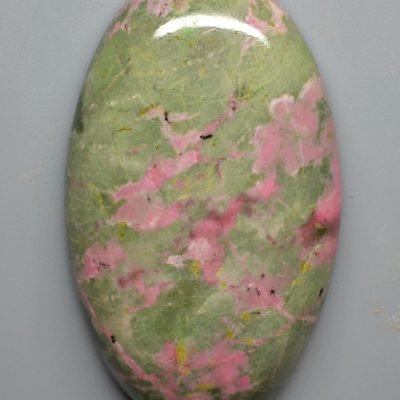 Thulite-epidote-132.95-ct.jpg