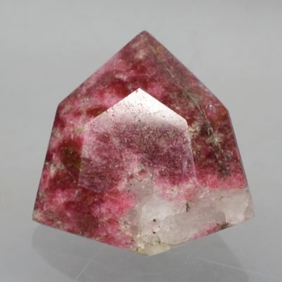 Thulite + tremolite 5.50 ct.